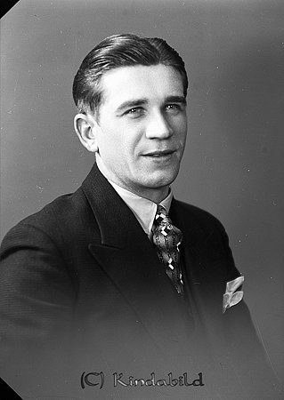 Erik Hildén Kölefors
raja
Man klädd i skjorta slips och kavaj

raja
Möbelsnickare Erik Hildén född 1912 i Kisa. Han var son till hemmansägare Otto David Hildén född 1887 i Oppeby och Anna Elisabet född Strömsten 1889 i Oppeby.
Deras barn förutom Erik var
Folke Alvar född 1914.
Sven Gösta Bertil född 1917
Otto Harry Torbjörn född 1920
Familjen bodde i Hitthem
Källa: Kyrkoarkiv Kisa 
Källa: Gerd Pettersson


Nyckelord: Hildén Kölefors