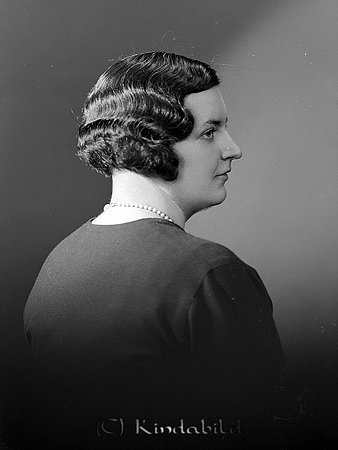 Margit Åberg Kisa
raja
Kvinna klädd i mörk klänning

raja
Margit Stahr-Åberg dotter till fotografen och sysslomannen
 Adolf Stahre. Margit Stahre gift sig med Ernst Åberg.
 Källa: Studiegruppen hembygdsgården 
Nyckelord: Åberg Kisa