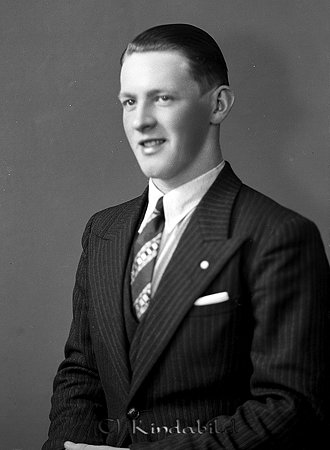 Tage Pettersson Övre Vånga Oppeby
raja
Man klädd i skjorta slips och kavaj

raja
Tage Pettersson född 1915 i Hägerstad Han gifte sig gifte sig 1939 med Signhild Bergström född 198 i Oppeby
Barn Jan-Olov och Barbro.
1950 bodde familj i Idhult Oppeby.
Han var senare arrendator i Flarka Horn
Källa: Folkräkning 1950 och 1975 
Källa: Gerd Pettersson

Nyckelord: Pettersson Oppeby