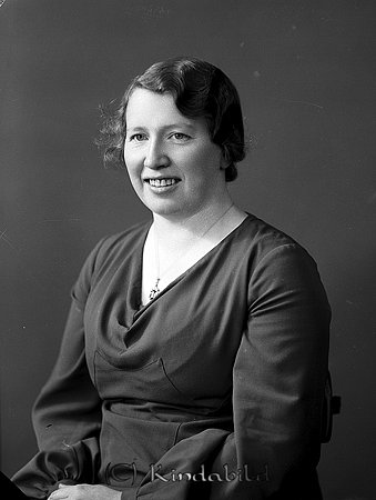 Sigrid Eriksson Kisa
raja
Kvinna klädd i mörk klänning

raja
Sigrid Eriksson var hembiträde hos John och Ludda Andersson i Villan.
Sigrid gifte sig med Einar Johansson och de bosatte sig i Hemsjö, Hitthem.
Källa: Studiegruppen hembygdsgården 
Nyckelord: Eriksson Kisa