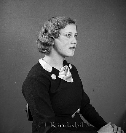 Ingeborg Andersson Prästgården Kisa
raja
Kvinna klädd i mörk klänning med ljus krage

raja
Ingeborg Andersson född 1917 i Kisa. 1936 var hon hembiträde i prästgården hos David Myrgård med familj.
Ingeborg var dotter till torghandlare Jonas Ernst Andersson Kisa.
1937 flyttade Ingeborg till Motala. 
1970 bodde hon i Södra Vi och hette Hansson, Hon hade en son Sören Hansson.
Källa: Kyrkoarkiv Kisa 
Källa: Gerd Pettersson

LaSa 2021222: Ingeborg jobbade hela sitt liv som damfrisör och hade egen salong i boningshuset. Hon gifte sig med Martin Hansson, även han från Kisa, bokhandlare i Södra Vi. 
De fick två söner, Hans-Göran och Sören. Hans-Göran bokhandlare, Sören jobbade på Televerket.

Nyckelord: Andersson Kisa
