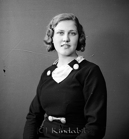 Ingeborg Andersson Prästgården Kisa
raja
Kvinna klädd i mörk klänning med ljus krage

Nyckelord: Andersson Kisa
