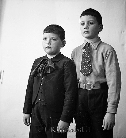 Olle Andersson och Lars Heed Kisa
raja
Två pojkar klädda i långbyxor och skjorta med slips resp. fluga

Nyckelord: Heed Kisa