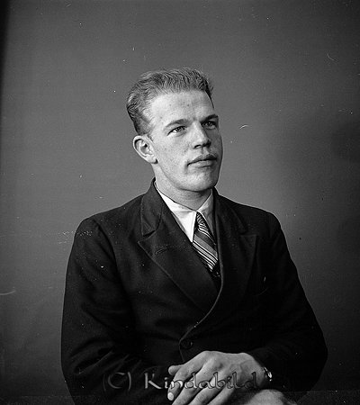 Carl Carlsson Åby Horn
raja
Man klädd i skjorta slips och kavaj

Nyckelord: Carlsson Horn