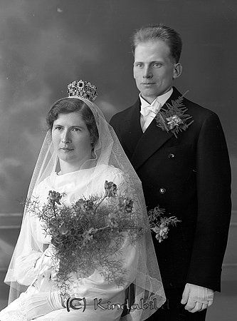 Hartvig Johansson Svartmålen Slätmon
raja 
Brudpar            

raja
Hartvig Johansson född 1909 i Västra Eneby. Han var gift med Hilma Astrid född Adolfsson 1912 i Västra Eneby.
1950 var de arrendatorer i Klinten Slätmon.
Barn: Inge född 1938 och Maj-Britt.
Flyttade sedan till Dal i Rimforsa.
Källa: Folkräkning 1950 och 1970 
Källa: Gerd Pettersson

Nyckelord: Johansson Slätmon