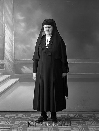 Fru Sterner Kisa
raja
Kvinna klädd i mörk klänning och med en slöja på huvudet

raja
Hanna Kristina Sterner född Nilsson 1867 i Klockrike.
�?nka 1935-12-07. Hanna Sterner avled 1952 Rådmansgatan 6 i Kisa.
Källa: Sv dödbok 
Källa: Gerd Pettersson 

Nyckelord: Sterner Kisa