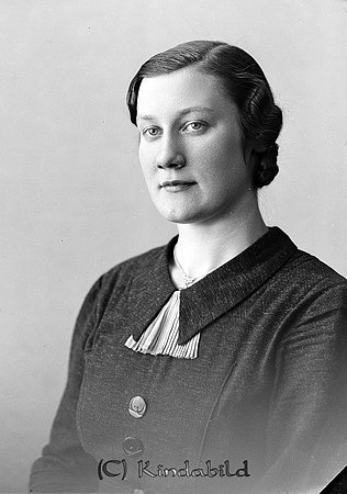 Ingrid Andersson Loberg Tidersrum
raja
Kvinna klädd i mörk klänning  

raja
Ingrid Andersson från Loberg gifte sig 1939 med inspektör Rikard Andersson Edeby Ripsa församling i Södermanland.
Ingrid hade en bror Rikard Andersson Loberg.
Källa: Studiegruppen hembygdsgruppen och Vigselbok Tidersrum. 

raja
Ingrid och Rikard Andersson bodde i Torsåkra Horn .En dotter Kerstin gift Jakobsson 
Källa: Gerd Pettersson 


Nyckelord: Andersson Tidersrum