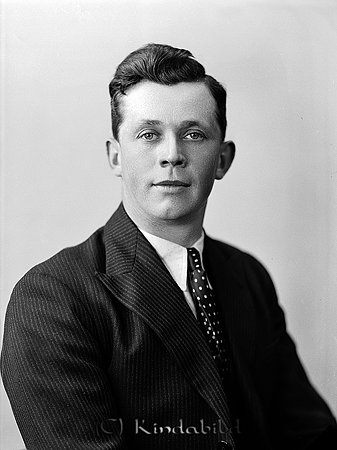 Martin Carlsson Hitthem Kölefors
raja
Man klädd i skjorta slips och kavaj

raja
Martin Karlsson född 1904 i Gammalkil. Han var gift 1938 med Svea född Karlsson 1917 i Tjärstad.
 Barn: Åke född 1944 i Kisa och Hans Olof född 1949 i Kisa.
 1950 bodde familjen i Backasand Kisa och Martin Karlsson arbetade som chaufför.
 Familjen flyttade till Skänninge och Målilla, men 1970 bodde de i Kisa Långgatan 10.
 Sonen Hans Olof omkom vid 10 års ålder i Skänninge.
 Martin avled 1994 i Kisa.
 Källa: Studiegruppen hembygdsgården, Sv dödbok, Folkräkning 1950 och 1970 
Nyckelord: Carlsson Kölefors