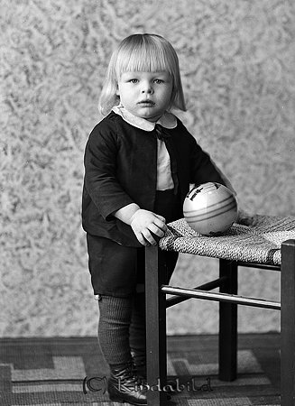 Sven-Erik Gustafsson Sjögård Västra Eneby
raja
Pojke som står vid en stol

raja
Sven-Erik Gustavsson född 1934 i Oppeby, son till Hugo Martin Gustavsson och h h Maria Margareta född Karlsson. Familjen bodde i Sjögården under Hovby.
1970 hade han familj och bodde i Södertälje
Källa: Födelsebok Västra Eneby
Källa: Gerd Pettersson


Nyckelord: Gustafsson Västra Eneby