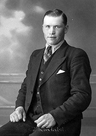 Vimar Karlsson Falla Björkhult
raja
Man klädd i skjorta slips och kavaj

raja
Vimar Karlsson född 10/4 1915 i Uddemåla död 1978 i Storängen, Kisa. Gift 1944 med AnnaBoy född 11/6 1922 död 1908 i Kisa.
Barn: Siv 1945, Ingegerd 1947, Bill 1949.
Källa: Siv Svenman, Valdemarsvik genom Sune Holgersson 
 
Nyckelord: Karlsson Björkhult
