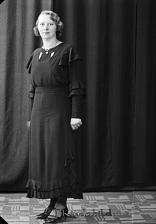 Lisa Nilsson Kisa
raja
Kvinna klädd i mörk klänning  

Nyckelord: Nilsson Kisa