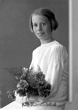 Gunvor Larsson Kisa
raja
Konfirmationsfoto

raja
Gunvor Larsson, dotter till åkare Gillis Larsson. Hon gifte sig med Arne Nilsson i Harg. 
Källa: Gerd Pettersson 

Nyckelord: Larsson Kisa