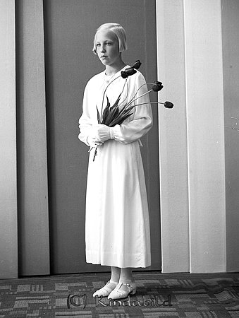 Elsa Oscarsson Kisa
raja
Konfirmationsfoto

raja
Elsa Oskarsson född 1922 i Kisa, dotter till Kalle och Olga Oskarsson.
 Hon flyttade till Södertälje.
 1970 bor hon i Södertälje och heter Larsson tillsammans med en son Karl Håkan född 1947 i Linköping.
 Elsa hade en bror Karl Axel född 1926 som blev sjöman.
 1970 bor han i Göteborg med fru och två barn,
 Källa: Studiegruppen hembygdsgården och Folkräkning 1970 
Nyckelord: Oscarsson Kisa