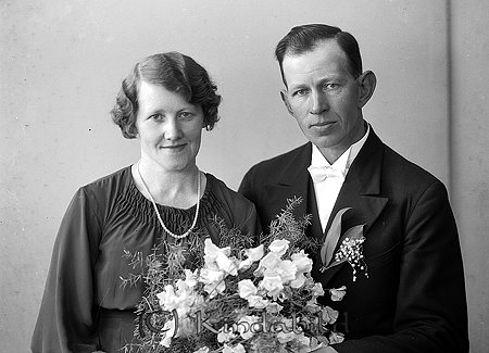 Valdemar Karlberg Bjerkeryd Kisa
raja 
Brudpar                       

raja
Valdemar Karlberg född 18 med hustrun Amanda Oskaria Pettersson
född 1897. 
Källa: Gerd Pettersson

Nyckelord: Karlberg Kisa