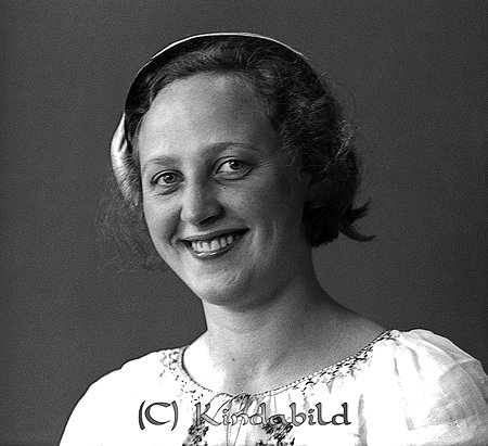 Ann-Mari Wredberg Kisa
raja
Skolexamen

raja
Anne-Marie Wredberg, född 1919 i Vimmerby gifte sig med Curth von Wachenfeldt född 1910. De fick två pojar Mathias och Didrik. familjen bodde i Granliden Kisa
Hon arbetade på Kinda Sparbank. 
Källa: Gerd Pettersson 

Nyckelord: Wredberg Kisa