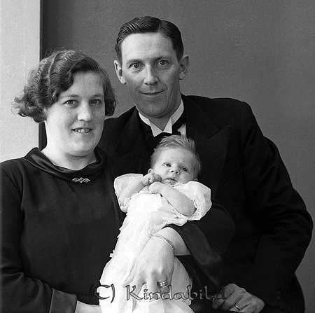 Järnhandlare Martin Gustafsson Kisa
raja
Mor och far med sitt lilla barn

raja
Martin och Dala Gustavsson med barnet Karin? 
Martin Gustafsson född 1902 i Norra Vi och Helga Adela född Wredberg 1909 i Vimmerby.
 Dottern Karin Sofia född 1936 och sonen Gustaf Magnus född 1939.
 Källa: Folkräkning 1950 
Källa: Gerd Pettersson 

Nyckelord: Gustafsson Kisa