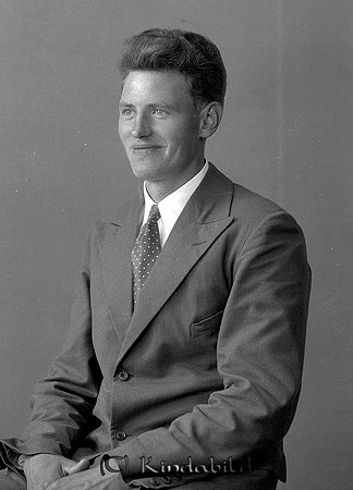 Valentin Axelsson Svalsjö
raja
Man klädd i skjorta slips och kavaj

raja
Valentin Axelsson född 1912 i Nykil. Gift 1939 med Ally Gustavsson från Hycklinge.
Källa: Gerd Pettersson

Nyckelord: Axelsson Svalsjö