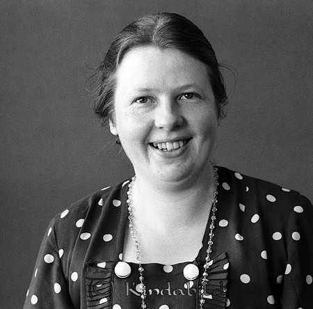 Aina Johansson Oskarshamn
raja
Kvinna klädd i mörk klänning med vita prickar på  

Nyckelord: Johansson Oskarshamn