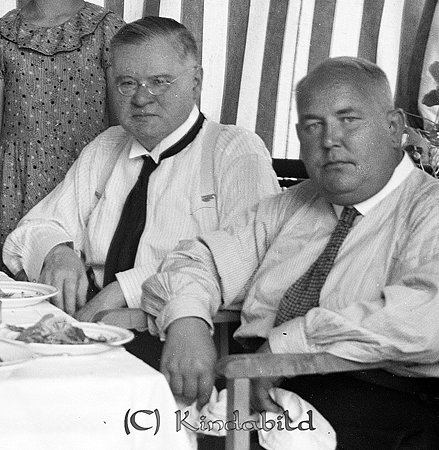 Doktor Kulneff Kisa
raja
Matgäster på en terass

raja
Fr vänster "Svamp-Kalle" och dr Kulnef.
Källa: Studiegruppen hembygdsgården 
Nyckelord: Kulneff Kisa