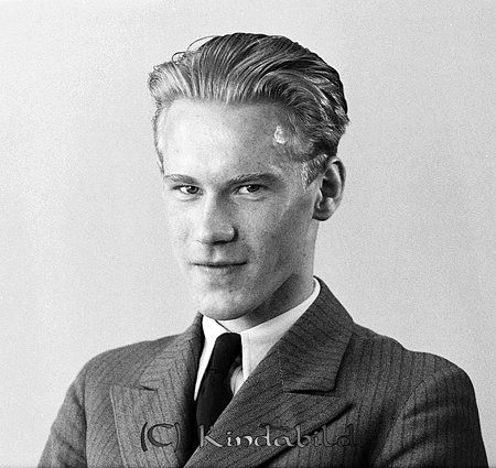 Sven Jansson Konsum
raja
Man klädd i skjorta slips och kavaj

Nyckelord: Jansson Konsum
