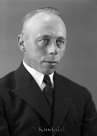 Carl Samuelsson Linneberg Tidersrum
raja
Man klädd i skjorta slips och kavaj

Nyckelord: Samuelsson Tidersrum