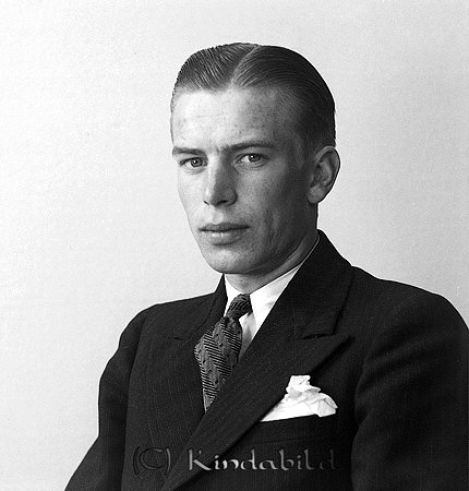 Jakob Rydkvist Slätmon
raja
Man klädd i skjorta slips och kavaj

raja
Jakob Rydkvist född 1915 i Linköping. han var bror med Simon Rydqvist i Kisa. han var gift med Astrid född 1913 i Kättilstad
1970 bodde de i Linköping.
Källa: Folkräkning 1970 
Källa: Gerd Pettersson


Nyckelord: Rydkvist Slätmon