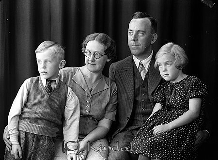 Skogsvaktare Brengdahl Örsgänge Svalsjö
raja
Mor och far med sina barn

raja
Skogvaktare Martin Leonard Bengdahl född 1897 i Sund med hustru Vivy Emilia Hultgren född 1902 i Svinhult.
Barn: Bo Martin född 1928 i Tidersrum och Vivy Margareta född 1929 i Tidersrum. De fick 1927 en pojke Björn Thorvald som avled endast 5 mån gammal, enligt dödsannons.
Källa: Kyrkoarkiv Tidersrum 
Källa: Gerd Pettersson 

Nyckelord: Brengdahl Svalsjö