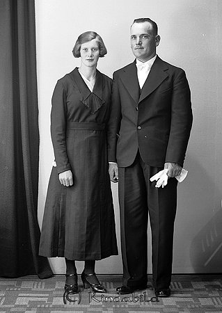 Elis Johansson Holmatorp Malexander
raja
Man och kvinna han klädd i kostym hon i klänning

raja
Elis Johansson född 1905 i Malexander och Lisa Margit Gustava Johansson född 1916 i Tidersrum.
De fick två söner Karl Birger och Elis Göran.
Familjen bodde i Holmetorp Malexander.
Källa: Folkräkning 1940
Källa: Gerd Pettersson

Nyckelord: Johansson Malexander