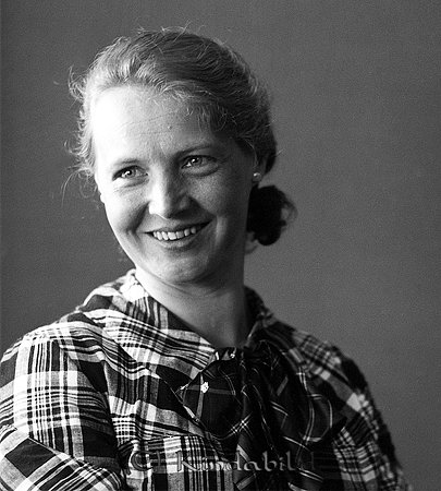 Alva Cassel Forså
raja
Kvinna klädd i rutig klänning

raja
Alvina Ingeborg Cassel född 1904 i Malexander. Hembiträde hos disponent Sandberg i Forså. 
Källa: Gerd Pettersson

Nyckelord: Cassel Forså