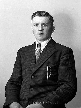 Georg Johansson Kärra Björkfors
raja
Man klädd i skjorta slips och kavaj

raja
Georg Johansson född 1912 i Oppeby. Han var gift men änkling 1948. Han var lastbilsägare och körde mjölkbil. Han bodde i Sjöhaga och Solbacka Björkfors.
Källa: Folkräkning 1960 
Källa: Gerd Pettersson


Nyckelord: Johansson Björkfors