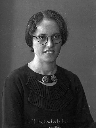 Gunhild Karlsson Åbro Horn
raja
Kvinna klädd i mörk klänning 

Nyckelord: Karlsson Horn