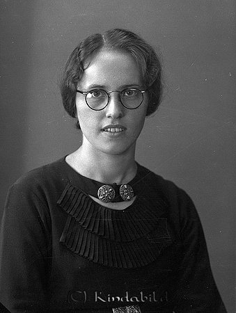 Gunhild Karlsson Åbro Horn
raja
Kvinna klädd i mörk klänning 

Nyckelord: Karlsson Horn