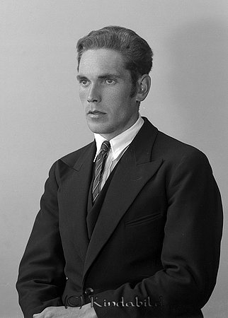 Sixten Elvin Kisa
raja
Man klädd i skjorta slips och kavaj

raja
Sixten Elvin var född 1910 i Kisa.han gifte sig med Alice född 1917 i Kisa. 1970 bodde i Huskvarna. De fick en son Willy som var född 1944.
Källa: Folkräkning 1970 
Källa: Gerd Pettersson 

Nyckelord: Elvin Kisa