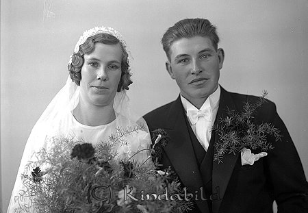 Gunnar Hansson Ljungstorp Kisa
raja 
Brudpar            

raja
Gunnar Hansson född 1913 i Norra Vi och Karin född Rahm 1911 i Tidersrum. Gunnar kallades allmänt för "Koppris". De bodde i Ljungstorp som ligger mellan Froghult och Hökhult i Kisa. Två söner Evert och Inge. 1970 bor paret i Hökstugan Kisa och 1980 på Ulrikagatan 5 B.
 Källa: Studiegruppen hembygdsgården.            
Nyckelord: Hansson Kisa