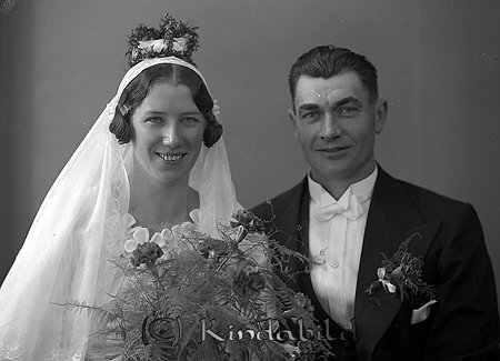 Sigge Borg Flarka Horn
raja 
Brudpar                    

raja
Göte Sigurd Vallentin Borg arrendator från Lilla Flarka född 1902 i Oppeby och Eddy Cecilia Larsson född 1908 i Djursdala. 1970 bor de i Dalgården Horn
Vigselbok Horn 
Källa: Gerd Pettersson

   
Nyckelord: Borg Horn