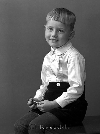 Bo Ergin Vintergatan Horn
raja
Pojke klädd skjorta och kortbyxor

raja
Bo Konrad Urban Ergin född 1931 i Hycklinge, son till Conrad och Dagmar Ergin.
Källa: Folkräkning 1970 
Källa: Gerd Pettersson


Nyckelord: Ergin Horn