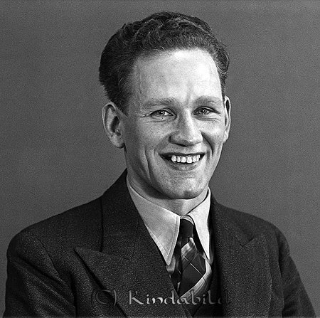 Knut Svensson Kvarn Kisa
raja
Man klädd i skjorta slips och kavaj

raja
Knut var ogift och arbetade som mjölnare, hans syskon heter Rut, Gunnar och Elsa.
Källa: Studiegruppen Hembygdsgården

raja
Kvarnverksamheten i Kisa lades ner i slutet av 1960-talet.
 Han startade då Kisa kembar i Åkerdala.
 Mycket engagerad i Kisa-Västra Eneby hembygdsförening i dess arbete med torpinventering. 
Källa: Gerd Pettersson
Nyckelord: Svensson Kisa