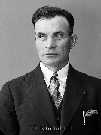 Karl Johansson Åshorva Horn
raja
Man klädd i skjorta slips och kavaj

raja
Jordbruksarbetare Karl Oskar Johansson född 1892 i Hycklinge.
Han bodde 1950 i Åshorva och var ogift. Död i Åshorva 1962
Källa: Folkräkning 1950 och Sv dödbok 
Källa: Gerd Pettersson

Nyckelord: Johansson Horn
