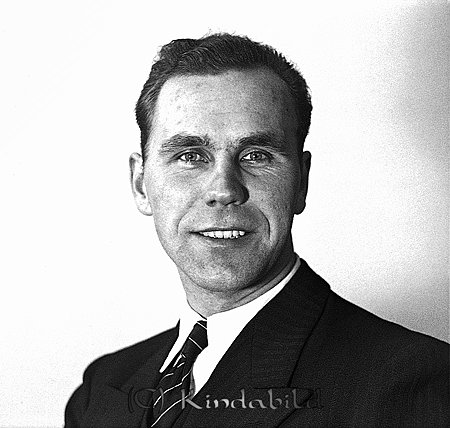 Ragnar Johansson Oxelkulla
raja
Man klädd i skjorta slips och kavaj

raja
Ragnar "Putte" Johansson, son till bagar/slaktar-Ernst.
Källa: Studiegruppen hembygdsgården. 

raja
Ragnar Johansson född 1914-06-16 i Linköping Domkyrkoförsamling
Död 1984 Storgården 27 Linköping.
Källa: Sv dödbok. 
Källa: Gerd Pettersson 

Nyckelord: Johansson Oxelkulla