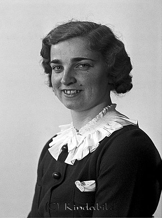 Ally Gustafsson Ulrika
raja
Kvinna klädd i mörk klänning med ljus krage  

raja 
Ally Gustafsson var född 1915 i Hycklinge. Hon gifte sig 1939 med Vallentin Axelsson född 1912 i Nykil. De bosatte i Örsebo Kisa 1939-43 och 1965 flyttade de till Boxholm.
Källa: Familjer och Gårdar i Ulrika 
Källa: Gerd Pettersson 

Nyckelord: Gustafsson Ulrika