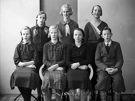 Kjettestorps Skola Kisa
raja
Skolklass

raja
1:a raden f.v. Gunborg Boberg, ??, Karin Andersson och Arne Carlsson 
Källa: Studiegruppen Hembygdsgården

Nyckelord: Kjettestorps Kisa