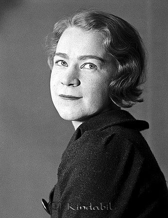 Gerd Lidén Kisa
raja
Kvinna klädd i mörk klänning  

raja
Gerd Lidén (1910-2006), dotter till skräddaren och innehavaren av Lidéns Manufakturaffär i Åkerdala.
Gerd gifte sig Curt Johansson i Millingetorp. 
Källa: Gerd Pettersson 

Nyckelord: Lidén Kisa