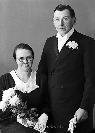 Axel Nilsson Stjärnesand Verveln
raja 
Brudpar                       

raja
Axel Nilsson född 1893 i Södra Vi gift 1936 med Astrid Elin Maria född Johansson 1893 i Tidersrum. 1950 bodde de i Stjärnesand.
Källa: Folkräkning 1950 
Källa: Gerd Pettersson

Nyckelord: Nilsson Verveln
