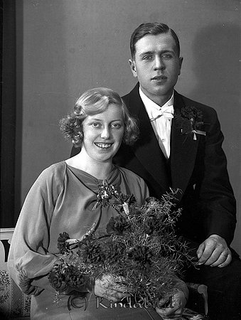 Inge Andersson Halleby Slätmon
raja 
Brudpar                          

raja
Inge Andersson, son till handlanden Herman Andersson i Ådala, Slätmon och Ingegerd Elisabet född 1917 i Hägerstad.
Inge var född 1913 i Norra Vi. Inge hade syskonen Ingrid och Janne.
Källa: Studiegruppen hembygdsgården 
Nyckelord: Andersson Slätmon