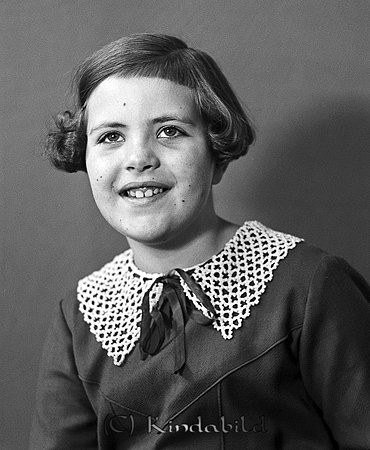 Marianne Nordström
raja
Flicka klädd i mörk klänning med ljus krage

raja
Marianne är dotter till Margit Nordström och dom bodde i Mjölsefall Kisa
Källa: Studiegruppen Hembygdsgården

Nyckelord: Nordström Kisa