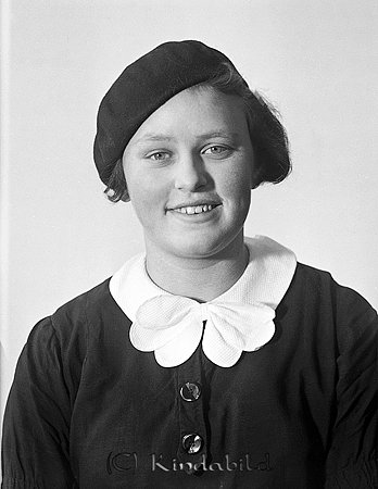 Sonja Hoflund Haga Horn
raja
Kvinna klädd i mörk klänning med ljus krage och basker på huvudet

raja
Sofias bror heter Harry Hoflund.
Källa: Studiegruppen Hembygdsgården

raja
Sonja Hoflund var född 1920 i Brunebo, Horn, dotter till hugo och Lisa Hoflund.
 Sonja var gift 1942 med Valter Larsson från Silverdalen.
 Barn: Leif och Sven-Inge.
 Syskon till Sonja var Eira född 1922 i Brunebo. Hon har en son Tommy.
 Harry född 1930 i Björkhaga Horn. Han var gift med Anne-Marie Hagqvist Kisa.
 Källa: Jan Andersson 
Nyckelord: Hoflund Horn