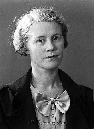 Karin Nilsson Harg Kisa
raja
Kvinna klädd i ljus blus under en kavaj

raja
Karin Cecilia Nilsson född 1910 i Kisa, dotter till hemmansägare
Konrad Nilsson Harg född 1877 i Södra Vi och hans hustru Anna Maria Cecilia Johansson född 1882 i Dansbo Västra Eneby.
Karin gifte sig med Nils Eugen Johansson från Stockholm och de bosatte sig i Hägersten. Hon var syster till Arne Nilsson, Ester och Edla.
Källa: Folkräkning 1970 
Källa: Gerd Pettersson

Nyckelord: Nilsson Kisa