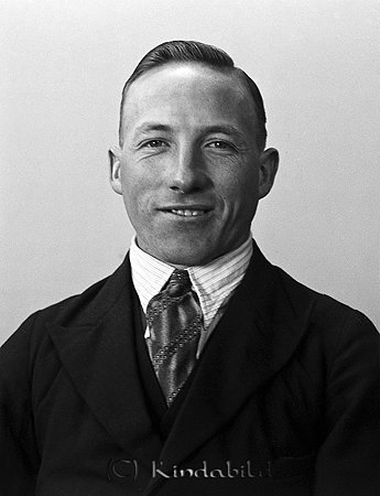 Holger Gustafsson Horn
raja
Man klädd i skjorta slips och kavaj

raja
Holger Gustavsson var född 1925. På 1940-talet var dräng hos Axel Andersson i Äpplerum. Han var ogift.
 Källa: Jan Andersson 
Nyckelord: Gustafsson Horn