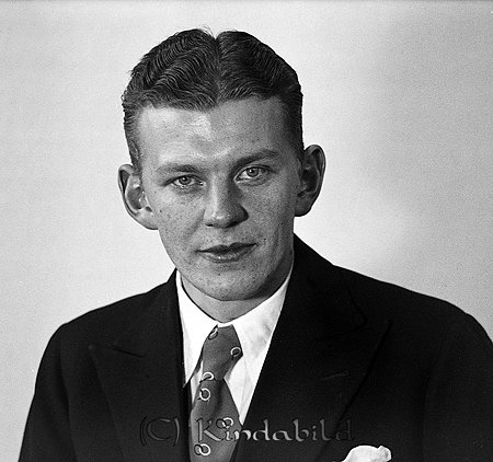Torsten Turesson Kisa
raja
Bilmontör Torsten Thuresson född 1916 i Vimmerby.
Han gifte sig 1940 med Elvira född Kron 1915 i Oppeby.
Dotter Yvonne.
Källa: Folkräkning 1950
Källa: Gerd Pettersson
Nyckelord: Turesson Kisa