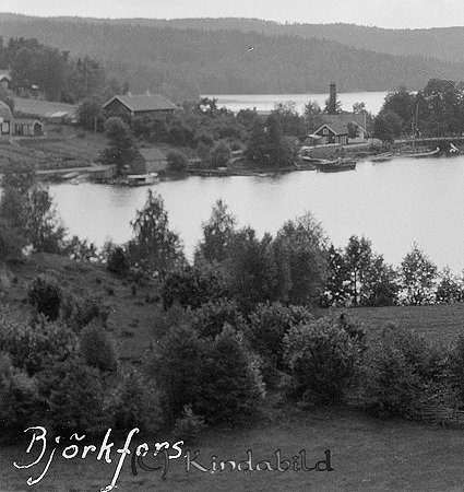 Kindavyer
raja
Bild tagen från östra sidan av sjön Björken mot Björkfors och sjön Åsunden i bakgrunden.
